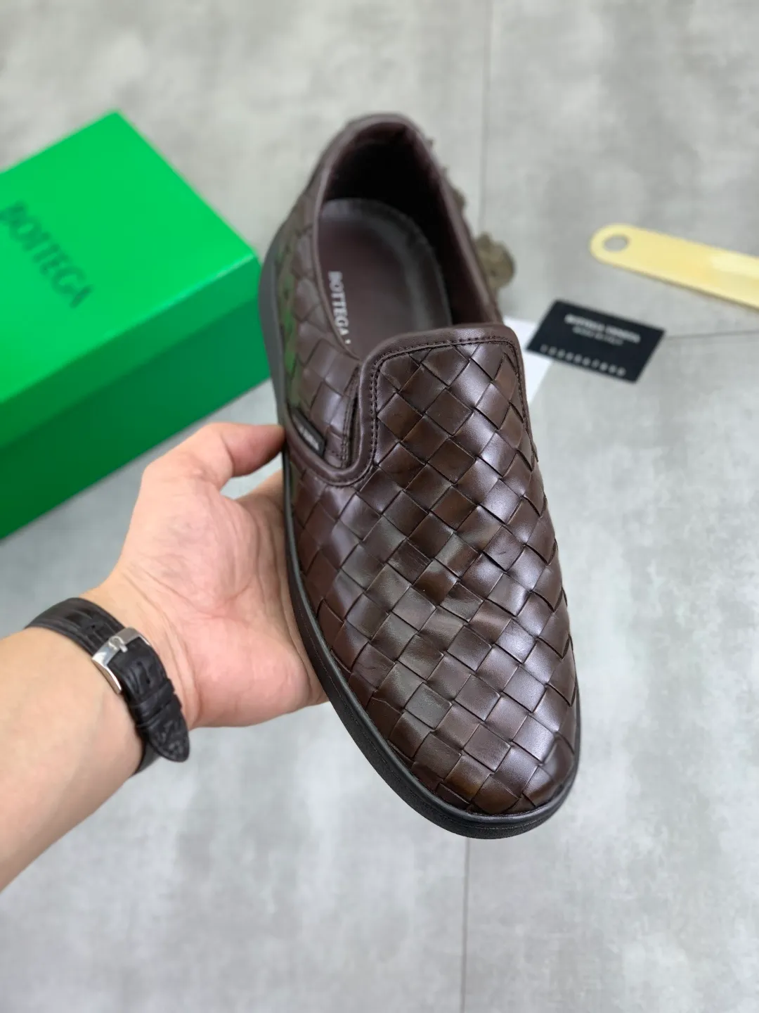 Men's shoes 💰P520 [New model] Water-dyed cow leather 💰High-quality business casual shoes 💎💎💎 BOTTEGA VENETA official website synchronizes the latest top version of BV in the market, accepts material comparison, shoe type comparison, process comparison, practical and textured, versatile and suitable for any occasion, the more you look at it, the more flavorful it becomes. Pure hand-woven craftsmanship - Upper material, hand-woven calfskin imported from Italy 🇮🇹 - High-quality water-dyed cowhide lining - Original private model customized outsole -Size: 39-45 Color: black or brown optional
